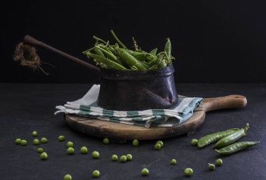 Koyu arka plan üzerinde yeşil bezelye