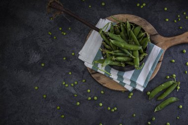 Koyu arka plan üzerinde yeşil bezelye