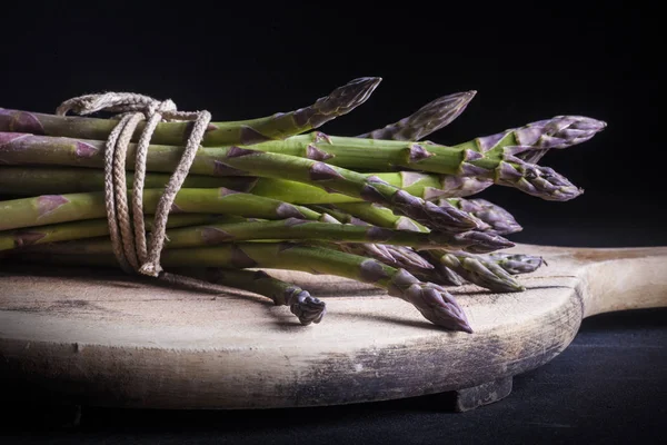 Close up van bos van verse asperges — Stockfoto