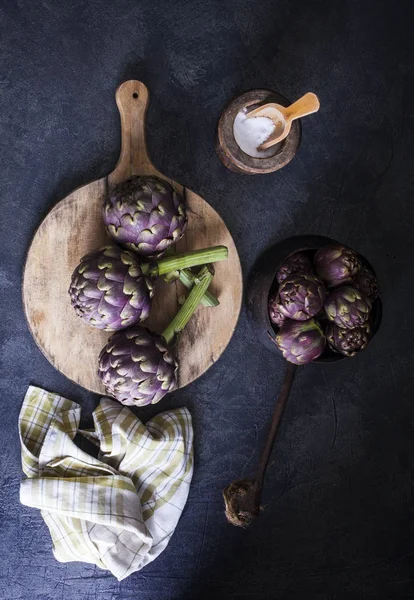 Vista dall'alto dei carciofi freschi — Foto Stock