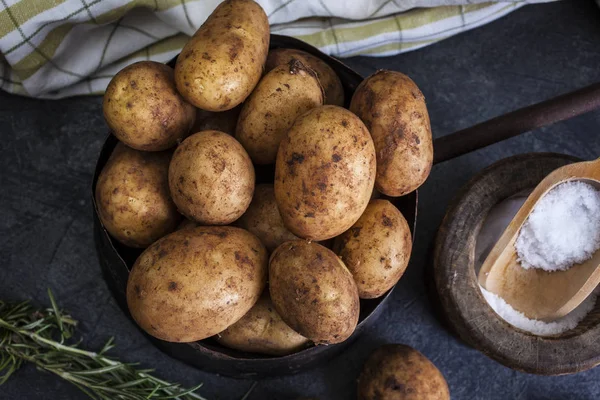 Neue Kartoffeln auf dunklem Hintergrund — Stockfoto