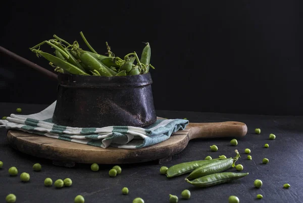 Guisantes verdes sobre fondo oscuro — Foto de Stock