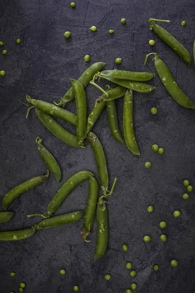 어두운 배경에 녹색 완두콩 — 스톡 사진