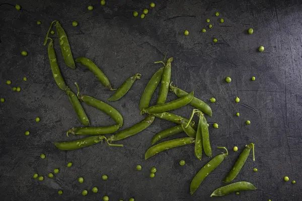 어두운 배경에 녹색 완두콩 — 스톡 사진