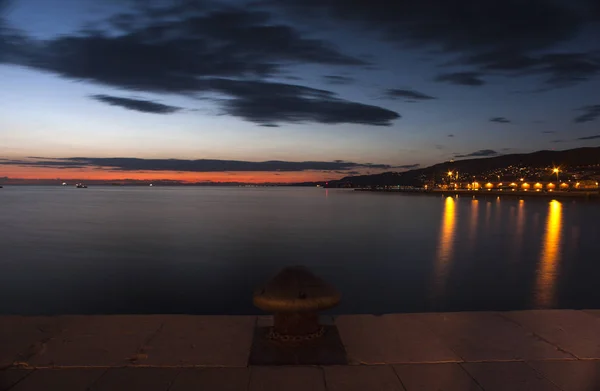 Vista noturna da costa de Trieste — Fotografia de Stock