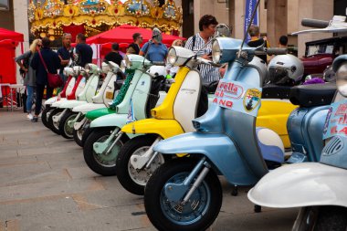  Vintage V 'nin Ulusal Günü' nde Lambretta scooterları açıldı.