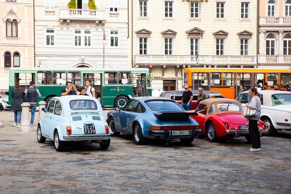 Eski Fiat arabaları 500 'e yakın ve Porche arabaları National Da' da açıkta. — Stok fotoğraf