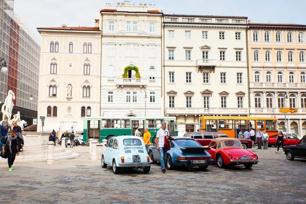 Vecchie Fiat come 500 e Porche esposte al National Da — Foto Stock