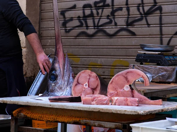 Рыба-меч в рыбном ларьке — стоковое фото