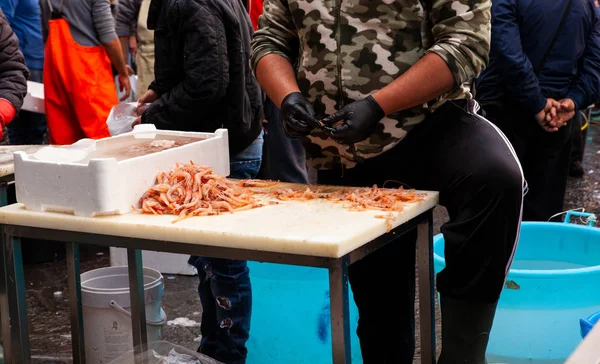 Πωλητής που καθαρίζει τις γαρίδες, Catania ψαραγορά — Φωτογραφία Αρχείου