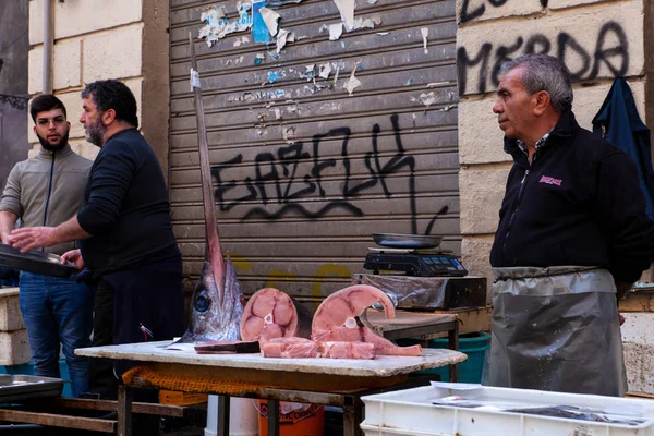 Försäljare bredvid sin fisk stall på gatan fiskmarknaden — Stockfoto