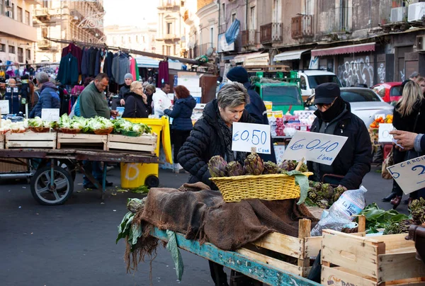 Kronärtskockor till salu på Catanias traditionella gatumarknad — Stockfoto