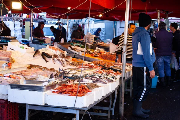 Puesto de pescado en el tradicional mercado callejero, Catania — Foto de Stock