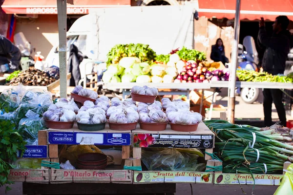 Ajos en venta en el tradicional mercado callejero de Catania — Foto de Stock