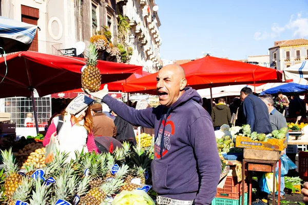 Vendedor grita no mercado de rua tradicional — Fotografia de Stock