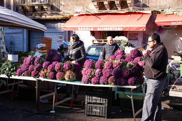 Veduta della bancarella di verdure nel tradizionale mercatino di Cata — Foto Stock