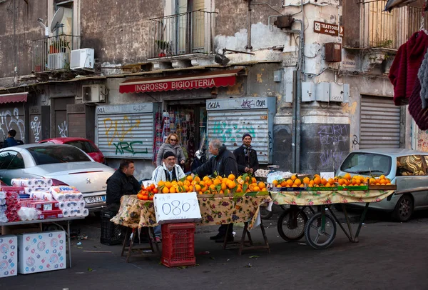 Widok stoiska z owocami na tradycyjnym rynku ulicznym Katanii — Zdjęcie stockowe