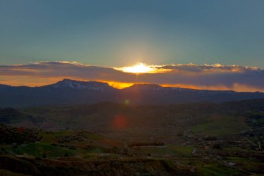 Enna ve Calascibetta manzarası gün batımında görünümünü