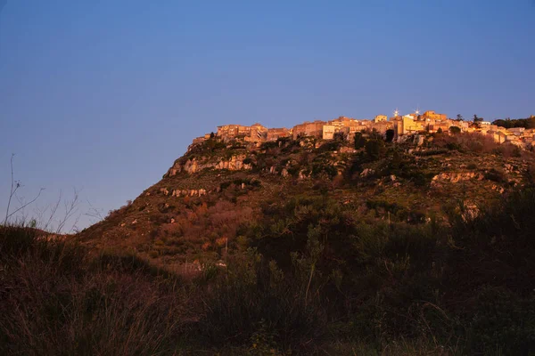 Vista de Assoro al atardecer, Sicilia — Foto de Stock