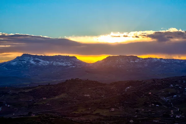 Zicht op Enna en Calashibetta skyline bij zonsondergang — Stockfoto