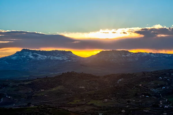 Zicht op Enna en Calashibetta skyline bij zonsondergang — Stockfoto