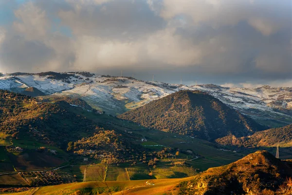 Utsikt över Boscorotondo berget vid solnedgången, Sicilien — Stockfoto