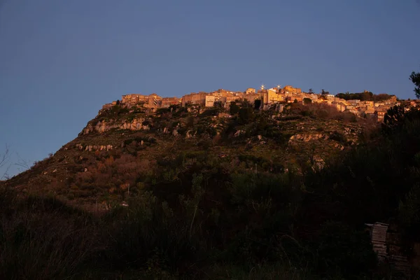 Vista de Assoro al atardecer, Sicilia — Foto de Stock