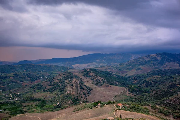 Uitzicht op typisch Siciliaans platteland vanuit Leonforte — Stockfoto