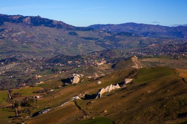 Tipik Sicilya kırsal manzarası