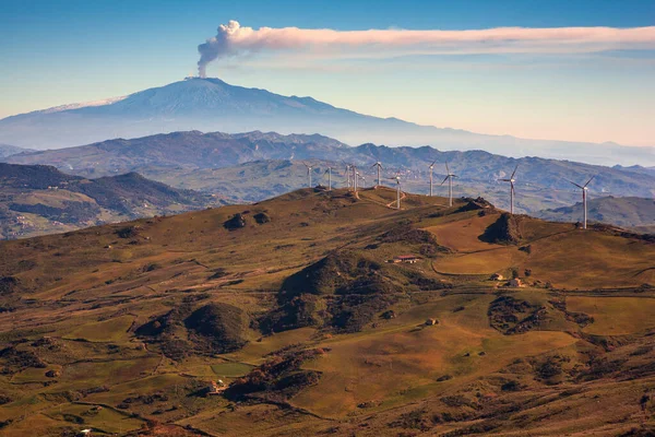 Uitzicht op windmolens en de Etna vulkaan — Stockfoto