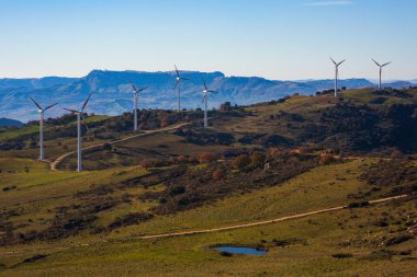 Sicilya kırsalındaki yel değirmenlerinin manzarası