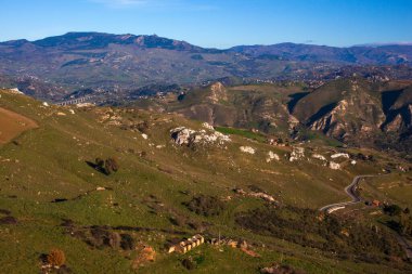 Tipik Sicilya kırsal manzarası