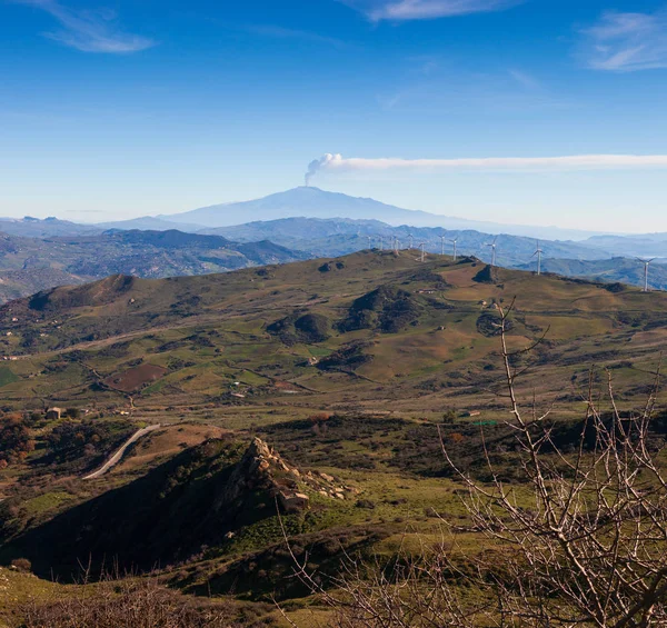Сицилийская деревня с вулканом Этна на заднем плане — стоковое фото