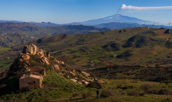 Сицилийская деревня с вулканом Этна на заднем плане — стоковое фото