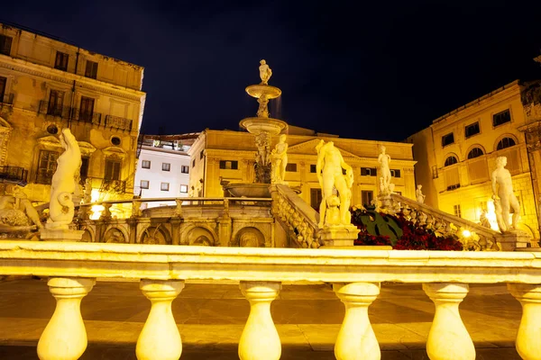 Vista noturna da Piazza Pretoria comumente chamado Praça da Vergonha, P — Fotografia de Stock