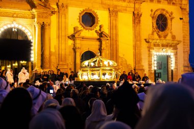 Leonforte, Sicilya - 19 Nisan 2019: Geleneksel Kutsal Cuma alayı 19 Nisan 2019