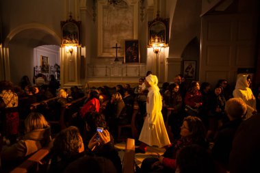 Leonforte, Sicilya - 19 Nisan - 19 Nisan 2019 tarihli geleneksel Kutsal Cuma alayı sırasında Aziz Joseph Kilisesi 'ne bağlı Hristiyan kardeşlerim