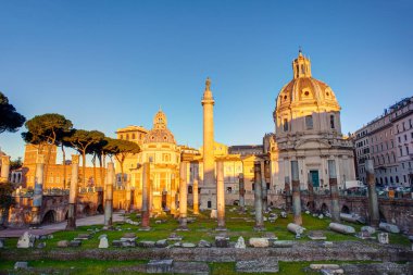 Trajan Forumu 'nun arka planında Trajan' ın Sütunu ve Trajan Forumu 'nda Meryem' in Kutsal İsminin Kilisesi 'nin görüntüsü. Roma, İtalya