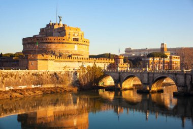 Hadrian anıtı, genellikle Castel Sant 'Angelo olarak bilinen Aelian Köprüsü ya da Pons Aelius Köprüsü' nden.
