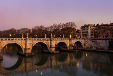 Roma 'da günbatımında Ponte Sant' Angelo adlı İtalyan Aelian Köprüsü veya Pons Aelius manzarası