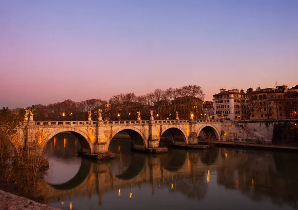 ローマの日没時にイタリア語でポンテ サンタンジェロ Ponte Sant Angelo と呼ばれるアエリウス橋や池の眺め — ストック写真