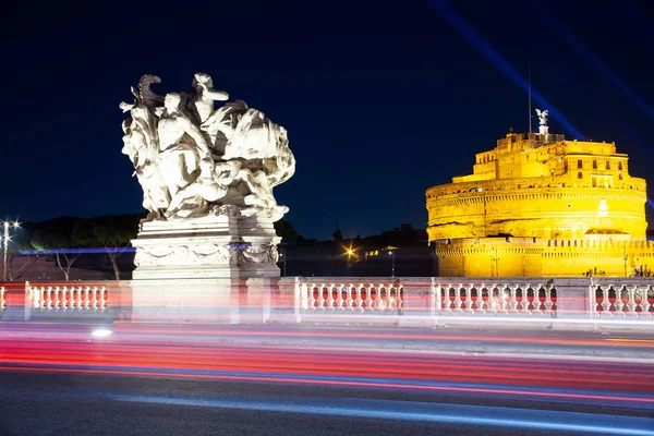 ローマのヴィットリオ エマヌエーレ2世橋から 通常サンタンジェロ城として知られているハドリアヌスの廟の夜景 — ストック写真