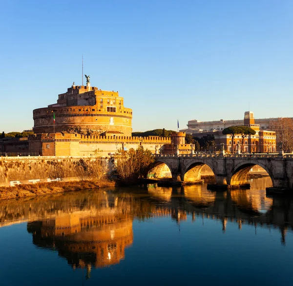 哈德良陵墓的景观 通常被称为圣安杰洛城堡 Castel Sant Angelo 位于爱丽安桥 Aelian Bridge 或庞斯艾利乌斯桥 Pons — 图库照片