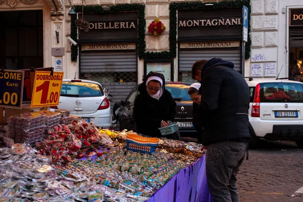 Rom Italien Januar Nonne Kauft Souvenir Auf Dem Wochenmarkt Vatikan — Stockfoto