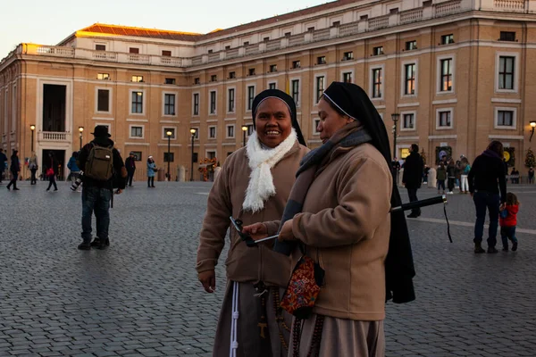 Roma Itália Janeiro Duas Freiras Usam Selfie Stick Praça São — Fotografia de Stock