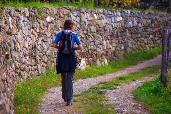 Mulher Caminhante Com Mochila Caminhar Longo Caminho — Fotografia de Stock