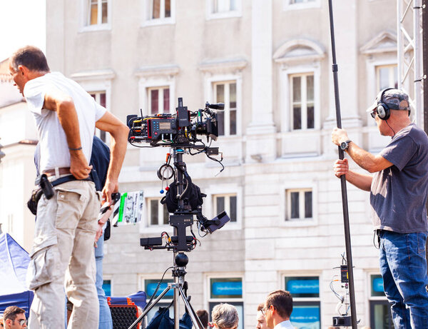 ТРЕСТЕ, ИТАЛИЯ - СЕНТЕМ, 07: 00. Съёмочная группа снимает сцену на открытом воздухе 07 сентября 2016 года

