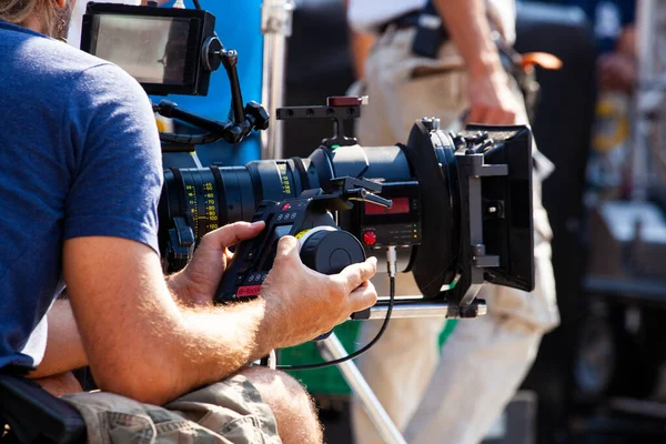 Focus Puller Přidržuje Bezdrátový Sledovací Systém Během Procesu Natáčení — Stock fotografie