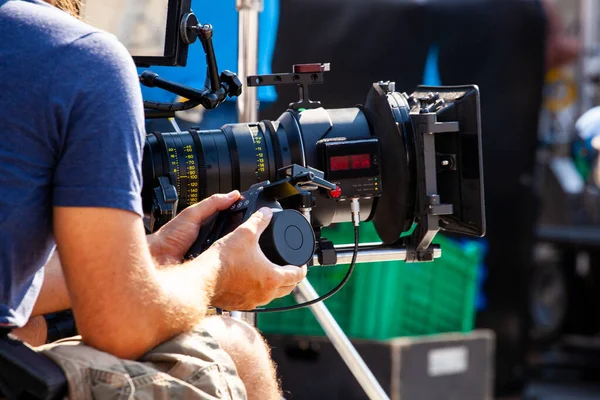 Fokuszieher Halten Das Drahtlose Follow Fokus System Während Der Filmvorführungen — Stockfoto