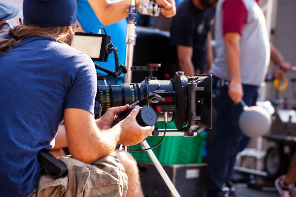 Focus Puller Přidržuje Bezdrátový Sledovací Systém Během Procesu Natáčení — Stock fotografie